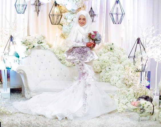 Buat Sekadar Mampu – Sekali Lagi Perkahwinan Pasangan Ini Tarik Perhatian Netizen. Macam Raja British!