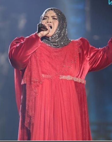 “Bahu Tu Dah Macam Nak Pergi Perang Dah Mumy Tengok..”- Didie Alias Komen Baju Penyanyi Lagenda Aisyah Di Gegar Vaganza 4!