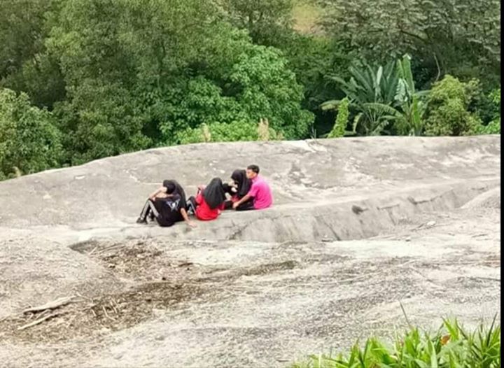 (Gambar)”Saya Cuba Tegur Tapi Mereka Buat Tak Endah”-Lelaki Kecewa Melihat Aksi Tidak Sopan Remaja Di Lereng Bukit