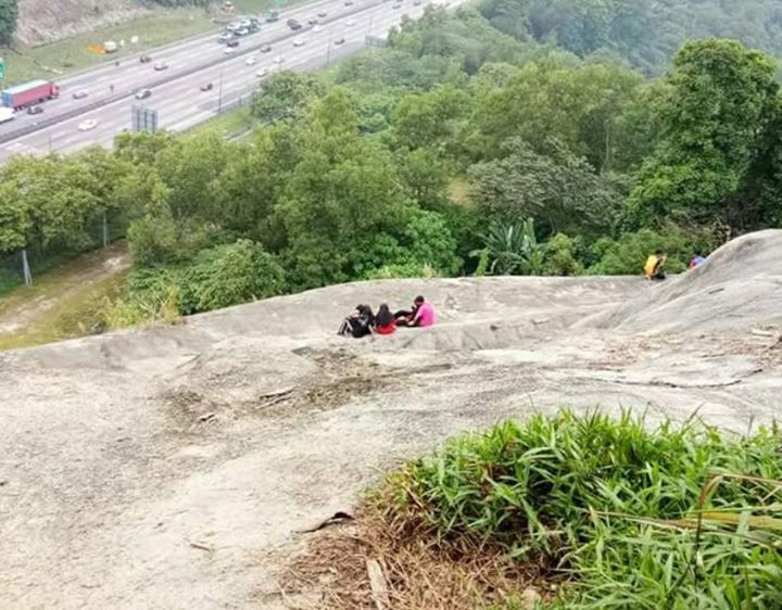 (Gambar)”Saya Cuba Tegur Tapi Mereka Buat Tak Endah”-Lelaki Kecewa Melihat Aksi Tidak Sopan Remaja Di Lereng Bukit