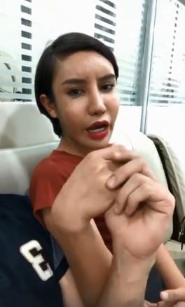 [Video] “Kau Orang Pegang Tangan Boyfriend Haram Tahu, KIta Takpe Kita Lelaki..” -Nasihat Netizen, Safiey Illias Dikecam Lagi??