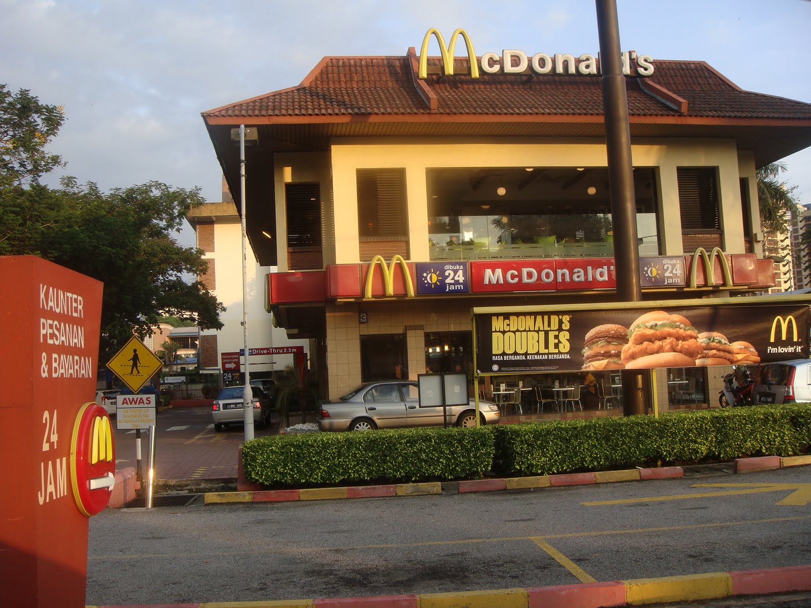 Nakal Betul Awal Ashaari Dengan Scha Al-Yahya,Ini Cara Mereka Mengusik Pekerja McD Waktu Mahu Ambil Order