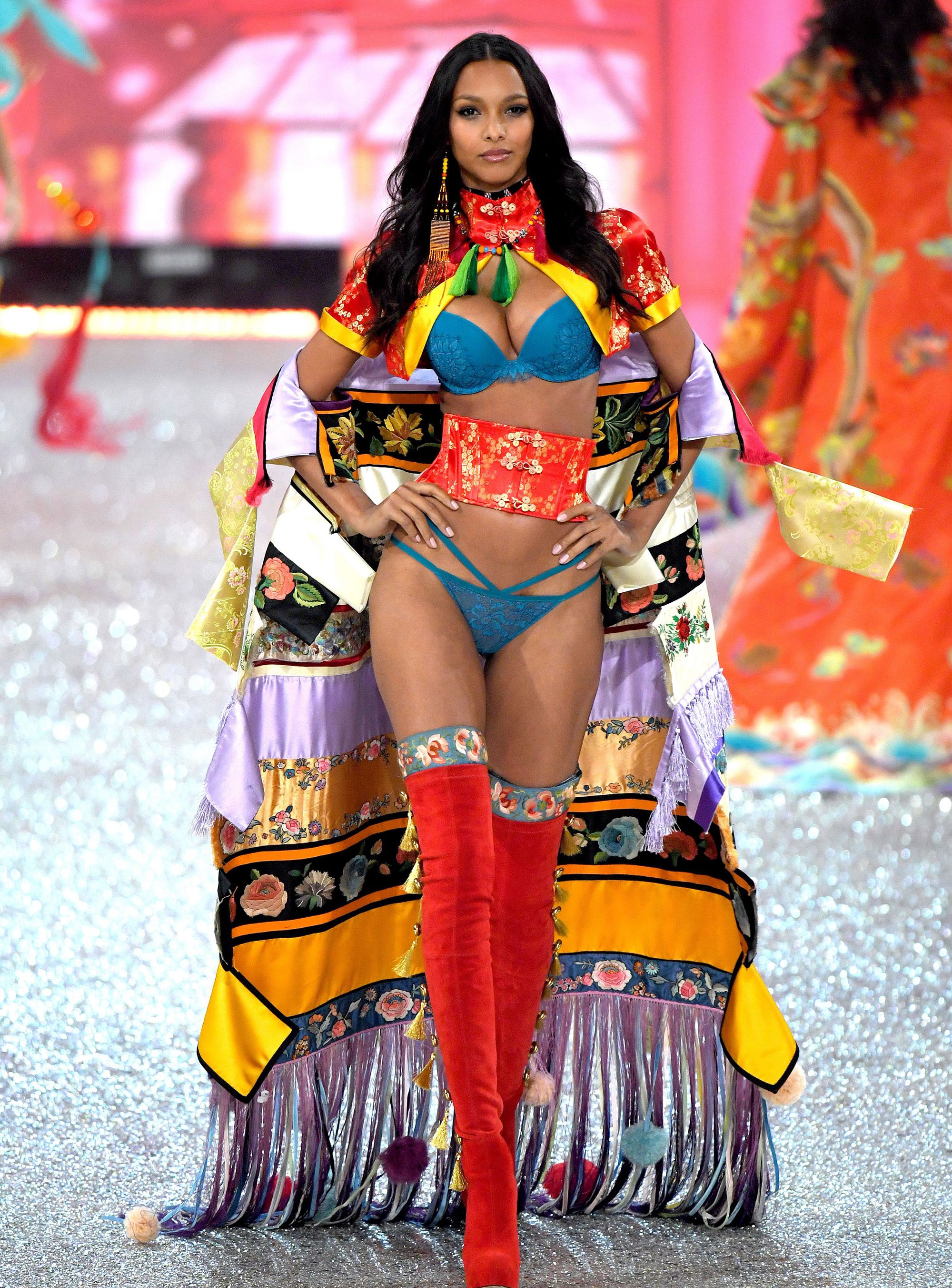 Aduh,Pecah Perut Gelak Tengok Parodi Victoria’s Secret Fashion Show Ni,Kreatif dan Lawak Sungguh!!