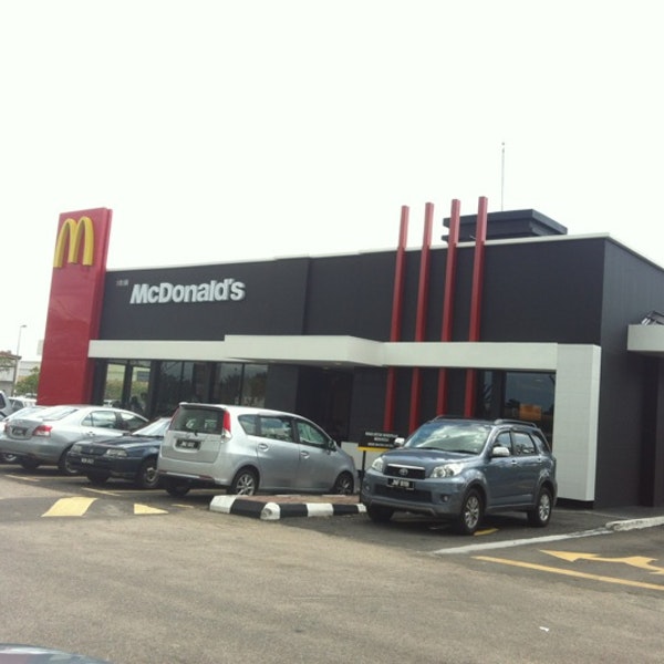 Nakal Betul Awal Ashaari Dengan Scha Al-Yahya,Ini Cara Mereka Mengusik Pekerja McD Waktu Mahu Ambil Order