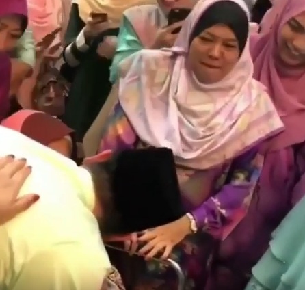 “Alhamdulillah Ramai Anak-beranak Fattah Pakai Tudung Labuh,Fazura Memang Buat Pilihan Yang Tepat”-Fattah Perkenalkan Isteri Pada Saudara-mara