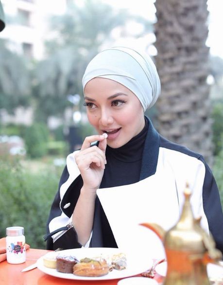 “Tolong Jangan Bodohkan Diri, Agama Pakai Tudung Cengkerang Siput!” -Ubah Gaya Berhijab, Peminat Kecewa Dengan Penampilan Terbaru Neelofa?!