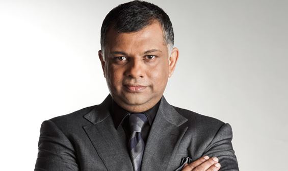 “Saya Tak Melutut, Lutut Saya Sakit…” -Tony Fernandes Kongsi Kisah Lucu, Romantis Lamar Isteri!