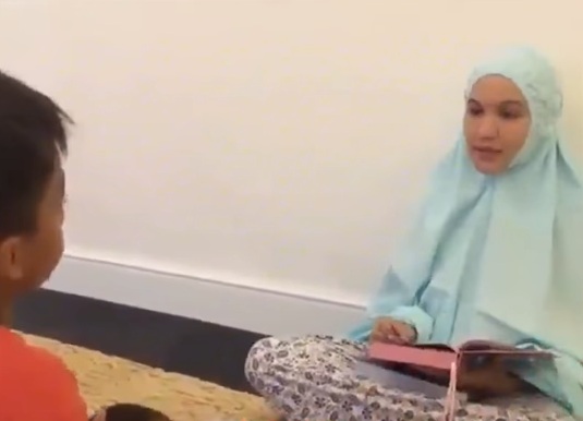 “Jangan Nak Menyibuklah”-DS Shahida Marahkan Suami Ganggu Dia dan Anak Nak Baca Quran