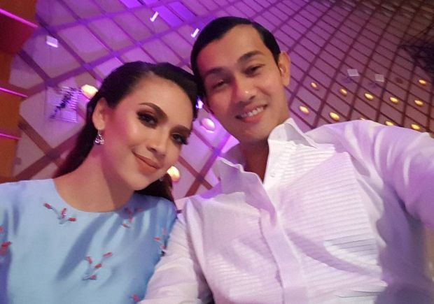 “Ape Nie? Gambar Duk Cumbu Laki Bini Kat Atas Katil Pun Nak Tunjuk Satu Dunia???”-Farid Kamil dan Isteri Kena Kecam Tunjuk Gambar Mesra Dekat Laman Sosial