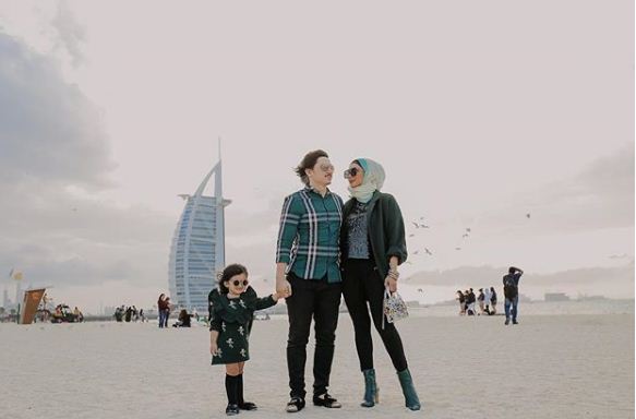 [Foto] Geram! Aksi Comel Aaisyah Di Burj Al Arab, Desert Safari Jadi Tumpuan!