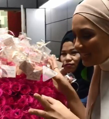 [Video] Woww Neelofa Terima 600 Kuntuman Bunga Ros Daripada ‘Peminat’!