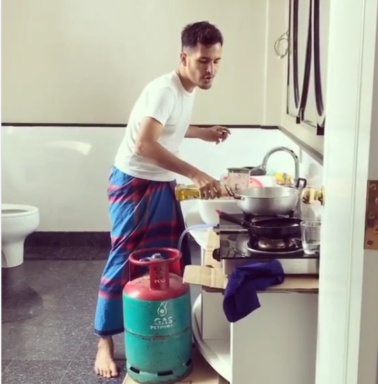 “Datuk Sri,Napelah Suka Bebenor Masak Dalam Tandas,Depan Mangkuk Tandas Pulak Tu!”-Netizen Naik Loya Tengok Aliff Syukri Upload Video Memasak Dalam Tandas Versi Kedua