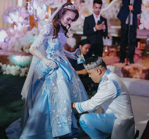 [7 Foto] “Macam Prince Charming Dan Cinderella…” -Sweetnya Tauke Jambu Di Malam Resepsi…