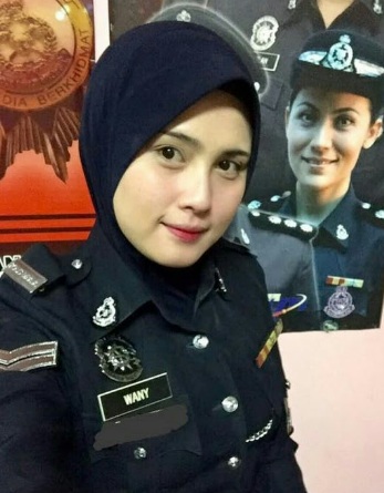 Alahai Cantiknya Akak Polis Nie,Beliau Viral Sekelip Mata Sahaja Sebab Dikatakan Pandai Menyanyi Dan Sangat Comel