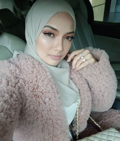 [Video] Woww Neelofa Terima 600 Kuntuman Bunga Ros Daripada ‘Peminat’!