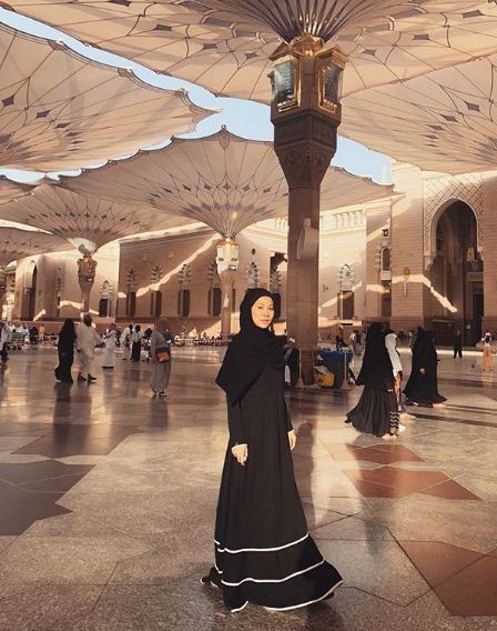 [Foto] “Suka Tengok Fawa Sebab Nampak Manis!” -Tampil Berhijab Di Madinah, Peminat Mahu Farah Nabilah Terus Bertudung?