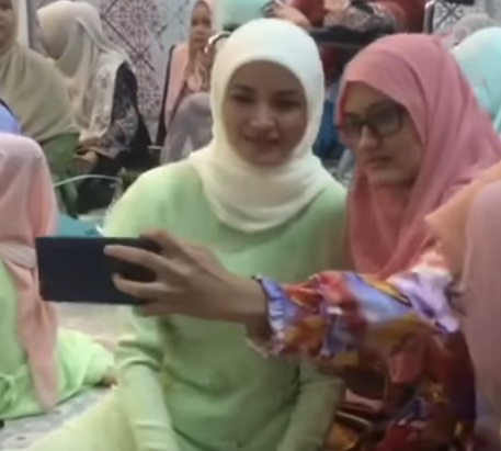 “Alhamdulillah Ramai Anak-beranak Fattah Pakai Tudung Labuh,Fazura Memang Buat Pilihan Yang Tepat”-Fattah Perkenalkan Isteri Pada Saudara-mara