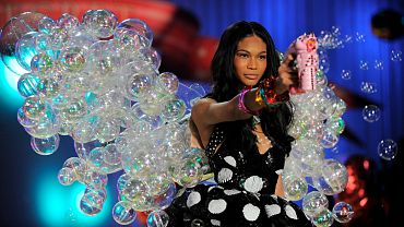 Aduh,Pecah Perut Gelak Tengok Parodi Victoria’s Secret Fashion Show Ni,Kreatif dan Lawak Sungguh!!