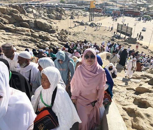 [Foto] “Suka Tengok Fawa Sebab Nampak Manis!” -Tampil Berhijab Di Madinah, Peminat Mahu Farah Nabilah Terus Bertudung?