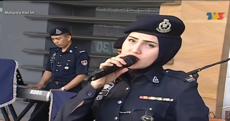 Alahai Cantiknya Akak Polis Nie,Beliau Viral Sekelip Mata Sahaja Sebab Dikatakan Pandai Menyanyi Dan Sangat Comel