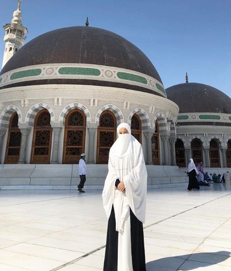 [Foto] “Suka Tengok Fawa Sebab Nampak Manis!” -Tampil Berhijab Di Madinah, Peminat Mahu Farah Nabilah Terus Bertudung?