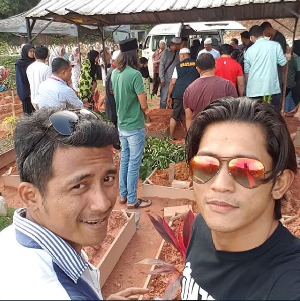 “Orang Meninggal Ko Heboh Selfie, Patutlah Berlakon Tak Laku!”, Lepas Iqram, Johan Ariff Pula Dikecam Selfie Di Perkuburan?!