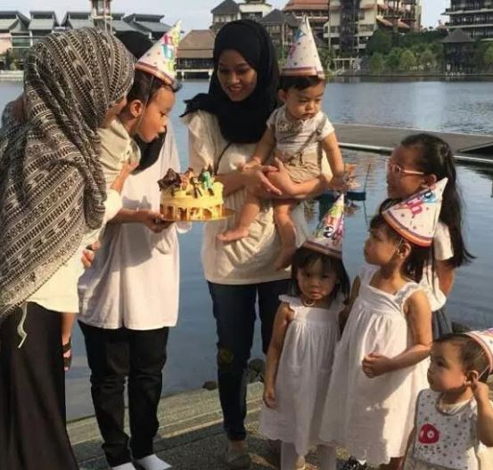 “Ayahnya Mana? Belah Sana Kemain Celebrate!” -Sambut Birthday Anak Berasingan, Netizen Kecam Ude, Izreen Adminda??