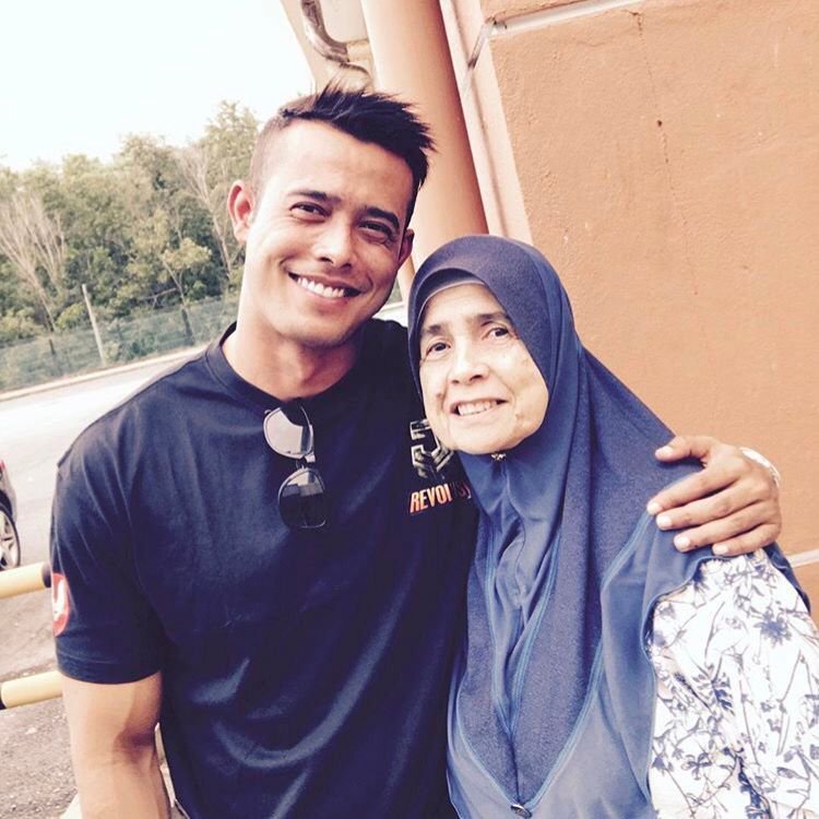 “Sejak Arwah Tak Ada Saya Susah Lelapkan Mata,Jiwa Saya Kosong”-Zul Ariffin Sebak Luah Rasa Jalani Hidup Tanpa Ibu Di Sisi