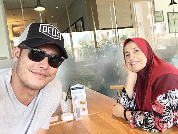 “Sejak Arwah Tak Ada Saya Susah Lelapkan Mata,Jiwa Saya Kosong”-Zul Ariffin Sebak Luah Rasa Jalani Hidup Tanpa Ibu Di Sisi