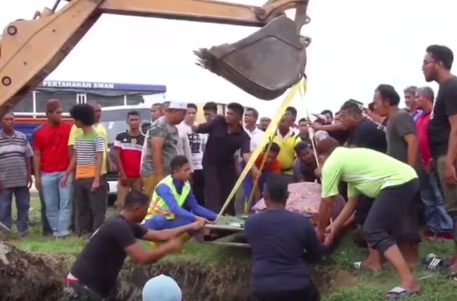 [Video] “Ada Jugak Si Bangang Yang Letak Emoji Ketawa…” -Jenazah Pemuda Obes Diangkat Jentera Backhoe, Netizen Selar Individu Jadikan Bahan Lawak!