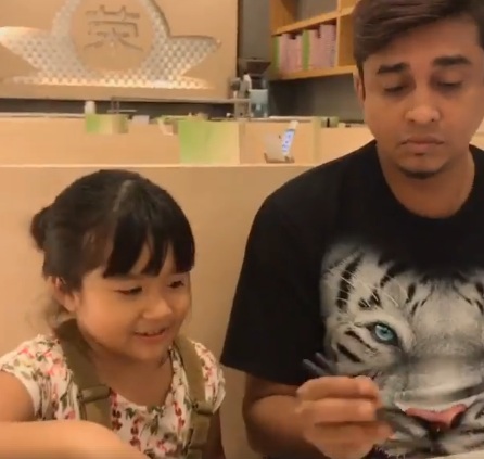 Alahai Sweetnyer Ammara Ajak Ayah Dia Bertanding Makan Sushi,Bijak Betul Ammara Ni,Lawak Pula Muka Ayah Dia