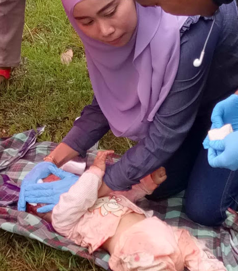 Baby Senyap, Muka Biru..- Detik Cemas Wanita Ini Bantu Bayi Kemalangan. Respect!