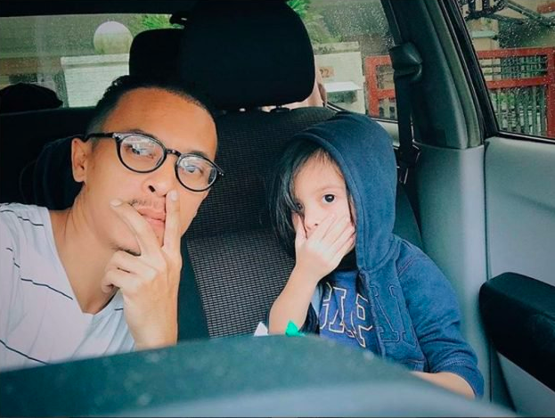 ‘Macam Mana Dengan Kerusi?’ – Perbualan Zahiril Adzim & Anak Ini Buat Netizen Terhibur! Pandai Betul Anaqi Ni..