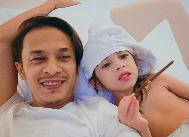 ‘Macam Mana Dengan Kerusi?’ – Perbualan Zahiril Adzim & Anak Ini Buat Netizen Terhibur! Pandai Betul Anaqi Ni..