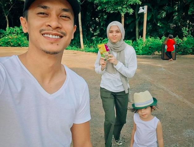 ‘Macam Mana Dengan Kerusi?’ – Perbualan Zahiril Adzim & Anak Ini Buat Netizen Terhibur! Pandai Betul Anaqi Ni..