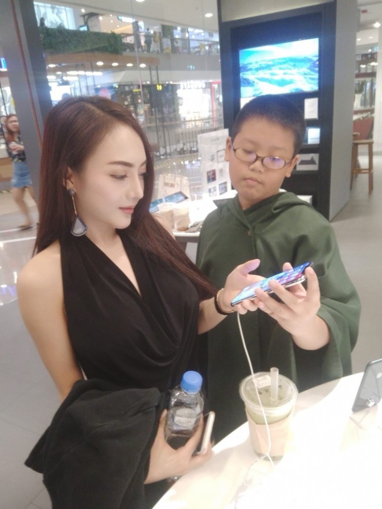 Peh! Budak 10 Tahun Hadiahkan Teman Wanita Model Cantik Sebuah iPhone X Pada Hari Krismas