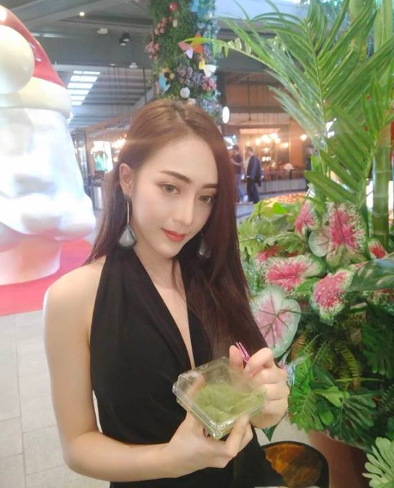 Peh! Budak 10 Tahun Hadiahkan Teman Wanita Model Cantik Sebuah iPhone X Pada Hari Krismas