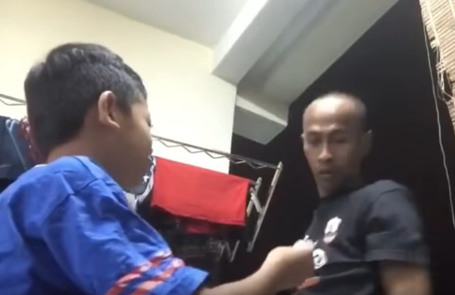 Lawaknyer Achey Kenakan Anak Dia Sendiri,Memang Sporting Betullah Ayah Macam Nie