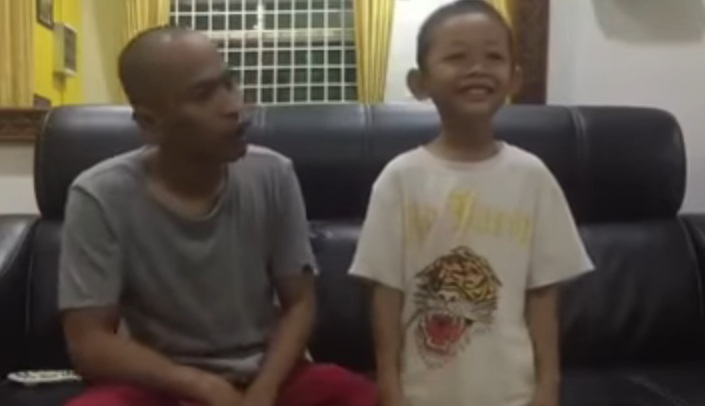 Lawak Betul Achey Dengan Anak Dia,Netizen Boleh Gelak Pecah Perut Tengok Dorang Berdua Nie