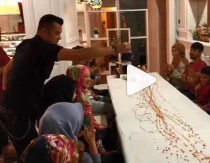 [Video] “Bagi Makan Ayam Berseni Macam Ni Jugak…” -Hidangan Kek Raf Di’baling’ Atas Meja, Dato’ Fazley Yaakob Dikritik Kurang Beradap?