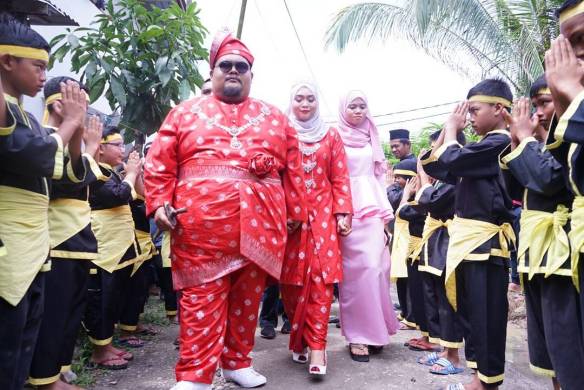 “Alahai Tomei Sweetnya” – Netizen Puji Achey Buat Surprise Pada Majlis Resepsi Abam Bocey