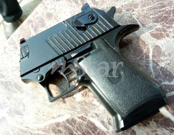 “Saya Beli Pistol Mainan, Potong Bahagian Depan…” -Netizen Terkejut Pengantin Tukar Keris Dengan Pistol, Puji Idea Unik!