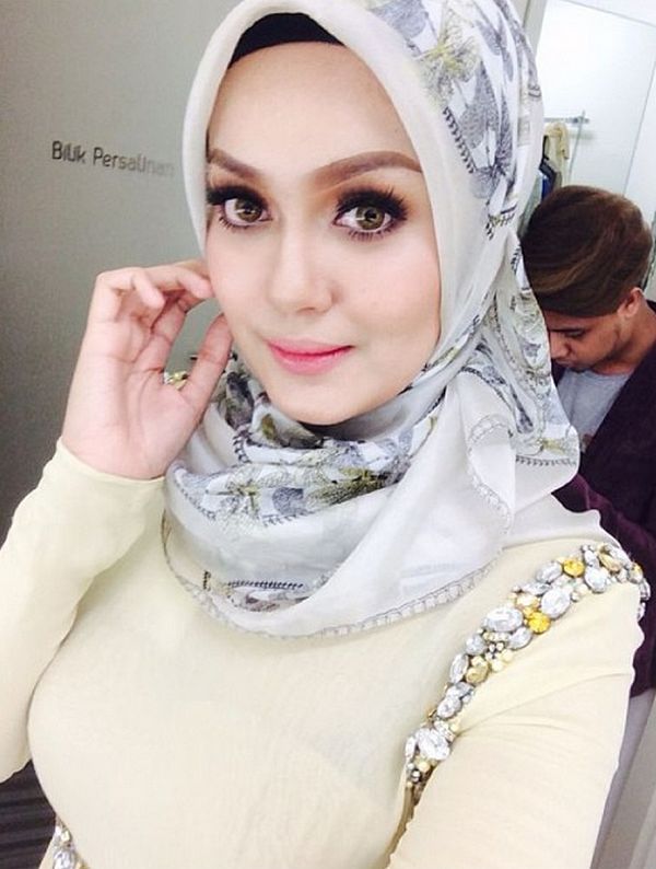 Bila Dengar Bahasa Kelate Neelofa Dengan Uqasha,Siapa Yang Lebih Best dan Lebih Power