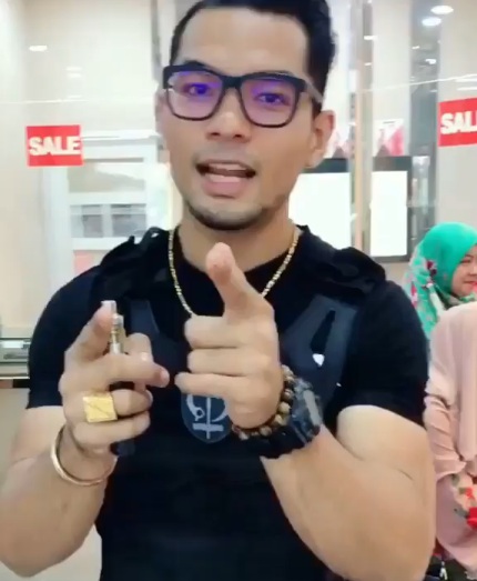 “Pakai Rantai Emas Ke Tu? Lelaki Bukan Haram Ke Pakai Emas?”-Promote Bisnes Emas Bakal Isteri Sambil Pakai Emas,Coach Yin Kena Tegur