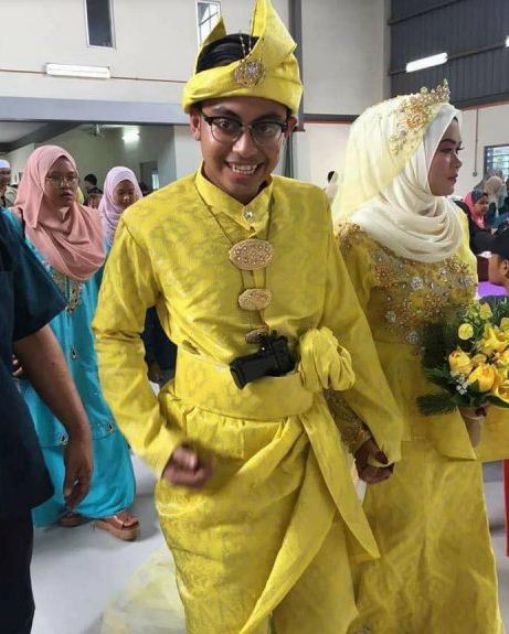 “Saya Beli Pistol Mainan, Potong Bahagian Depan…” -Netizen Terkejut Pengantin Tukar Keris Dengan Pistol, Puji Idea Unik!