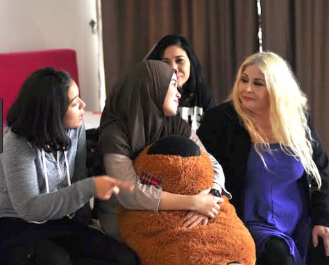 “Fuh Rocknyer Mak Cik,Dah Macam Elsa Frozen Dah!”-Ibu Emma Maembong Jadi Bualan Kerana Cantik Macam Elsa