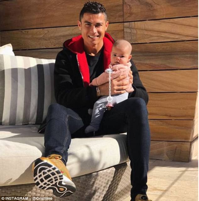 “USD 936 Juta? 10 Keturunan Pun Tak Habis Duitnyerr!!”-Kekayaan Cr7 Hasil Dari Jadi Duta Produk Buat Peminatnya Ternganga