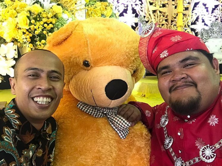 “Alahai Tomei Sweetnya” – Netizen Puji Achey Buat Surprise Pada Majlis Resepsi Abam Bocey