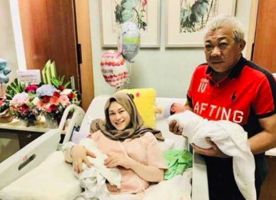 Penantian 8 Tahun Berakhir, Zizie Ezette Sambut Tahun Baru Dengan Dua Cahaya Mata