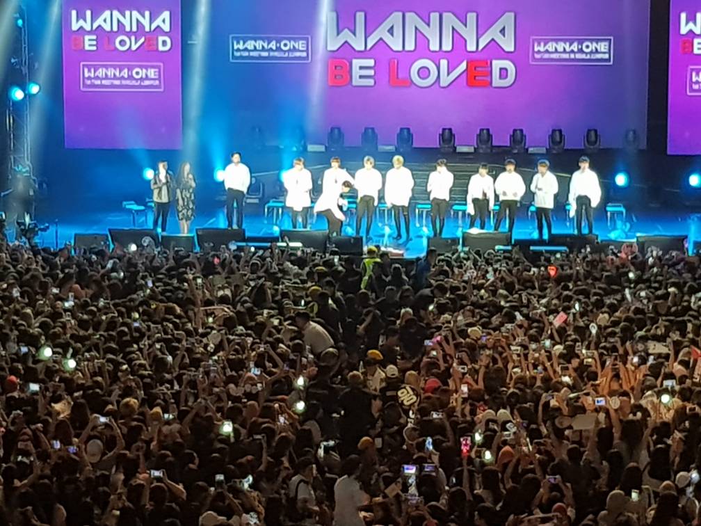 Terlampau Fanatik! Kecoh Konsert WANNA ONE Di KL, Sampai Peminat Pengsan Akibat Berasak-asak